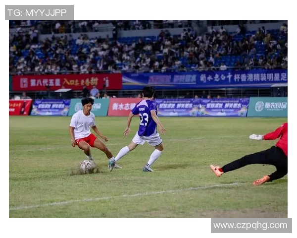 足球明星在赛场上的滑行瞬间高清图片展示与解析